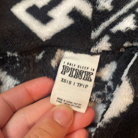 PINK Victoria’s Secret Black & White Snowflake Open Front Plush Robe Size XS - Picture 4 of 5